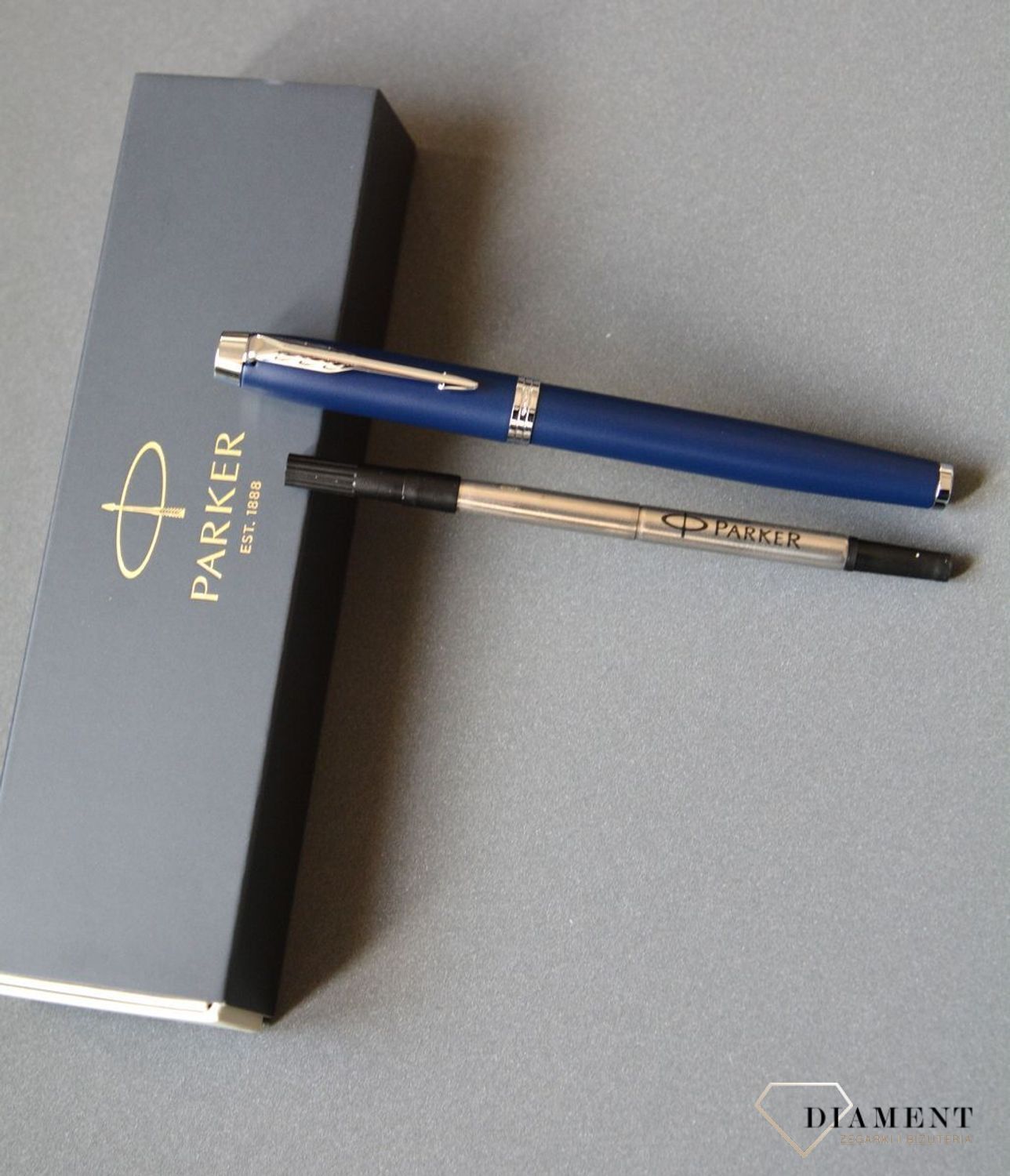 Pióro kulkowe Parker IM Niebieski Mat CT T2016 (1931661) PIÓRO 1931661. Wykonana ze stali szlachetnej zaspokoi potrzeby najbardziej wymagających pisarzy. Ciesz się niezawodnością pisania i korzystaj ze swojego pióra Parker kiedy tylko masz n.jpg